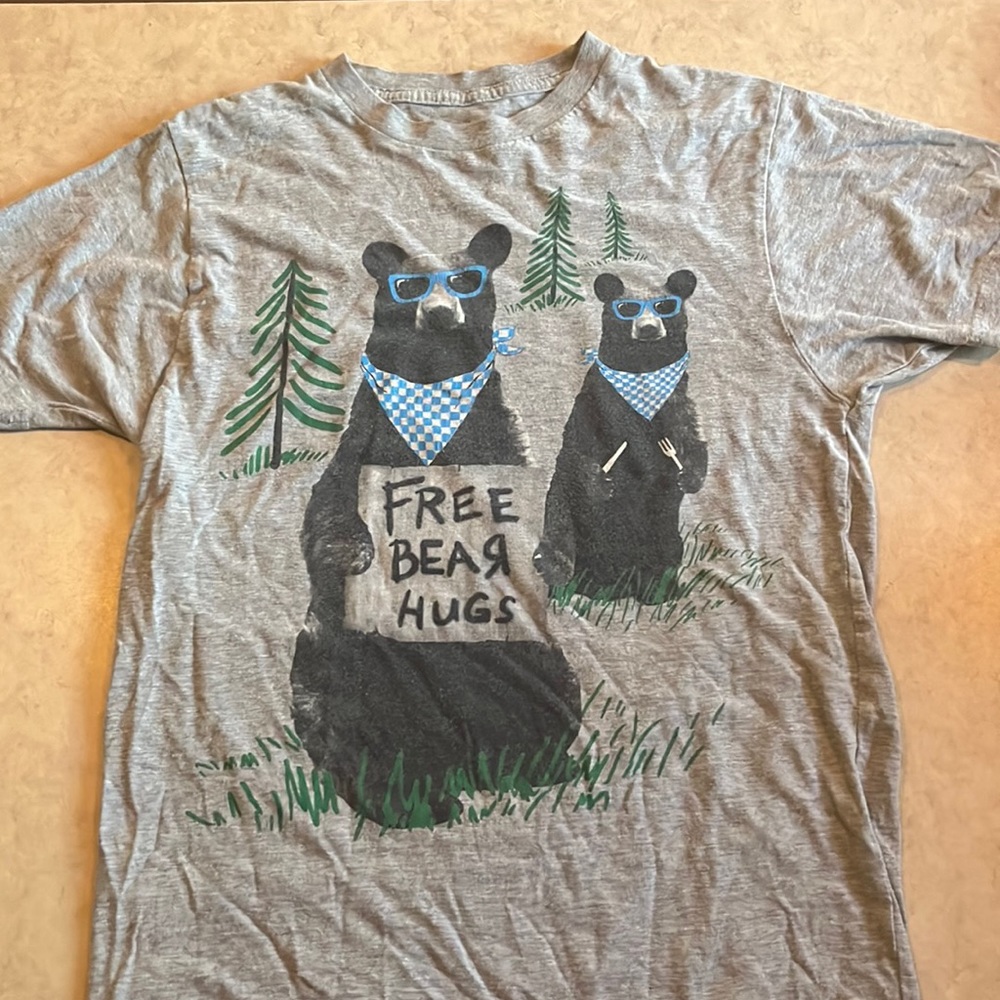 Men’s Free Bear Hugs T-Shirt Size Small